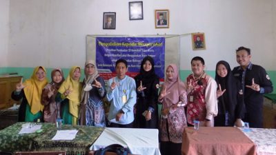 Dosen dan Mahasiswa Prodi Pendidikan Bahasa Inggris FKIP ULM Berikan Pelatihan Video Books