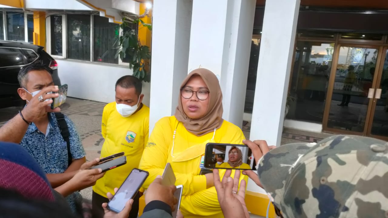 Kadis PUPR Kotabaru saat dikonfirmasi sejumlah wartawan terkait pernyataannya (Sumber Foto: cah/koranbanjar.net)