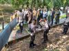 Pembongkaran Pagar Kawat yang menutup akses Jalan menuju Kolam Renang di Wisata Goa Lowo (Sumber Foto: KasatReskrim)