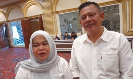 Yuti Mahrita dan Suy Abror saat wawancara dengan koranbanjar.net.