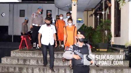 Pasangan suami istri di Sukabumi yang jadi tersangka viralnya video injak Alquran saat digiring petugas untuk ekpos kepada awak media. (Sukabumiupdate.com)
