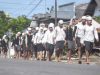 Warga Suku Baduy berjalan kaki ke Rangkasbitung untuk mengikuti ritual tradisi Seba Baduy di Cimarga, Lebak, Banten, Jumat (6/5/2022). (ANTARA FOTO/Muhammad Bagus Khoirunas)