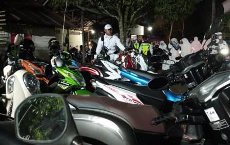 Parkir kendaraan jemaah. 