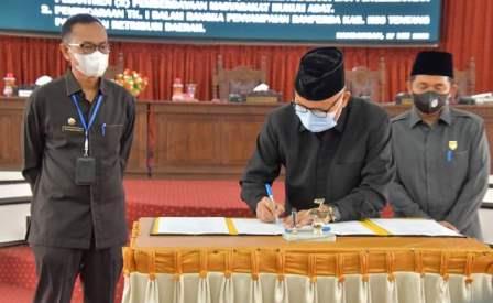 Kegiatan rapat paripurna ditutup dengan penandatanganan berita acara persetujuan bersama atas dua Ranperda Inisiatif DPRD