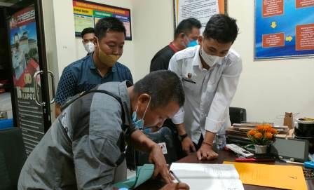 Tandatangan pengaduan ke Propam Polda Kalsel. 