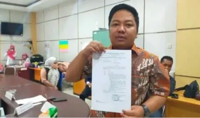 Ketua DPRD Banjar, M Rofiqi saat mengadukan kasus pemalsuan tanda tangan dirinya ke Polres Banjar, beberapa waktu lalu. (foto: istimewa)