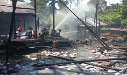 Api kembali membakar tiga rumah di wilayah Kabupaten Hulu Sungai Tengah, tepatnya di Desa Banua Rantau RT 06 RW 03 Kecamatan Batang Alai Selatan, pada Jumat (10/6/2022) sekitar pukul 11.30 WITA.