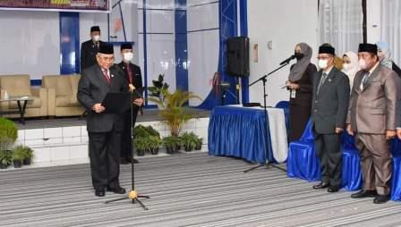 Bupati HSS melantik Kepala SD dan SMP di Pemkab HSS.