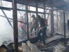 Anggota pemadam dan warga saat membersihkan puing-puing sisa kebakaran di Tengkarau Tengah.(foto: mdr)