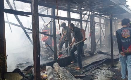 Anggota pemadam dan warga saat membersihkan puing-puing sisa kebakaran di Tengkarau Tengah.(foto: mdr)