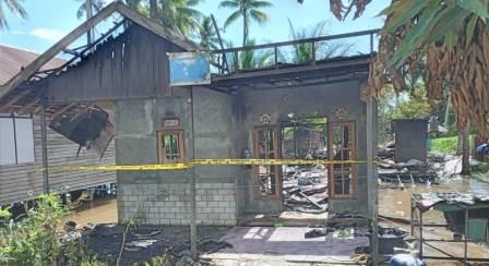 Rumah seorang buruh las kapal tongkang, Syaripudin(49) hangus menjadi arang setelah dibakar anak kandungnya, MJ (19).