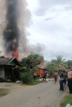 Kebakaran di Desa Jamil Barabai. 