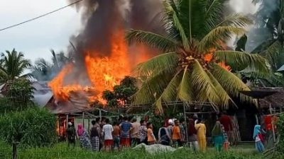 Api Goyang Desa Jamil di Siang Bolong, 3 Rumah Ludes