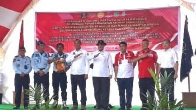 Wamentan RI, Harvick Hasnul Qolbi Serahkan Bantuan pada Penanaman Jagung