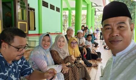 Panitia pelaksana sekaligus alumni sejenak beristirahat sambil mempersiapkan kegiatan Haplah ke 74 Ponpes Hidayatullah Martapura. 