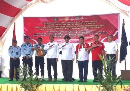 Wamentan RI Harvick Hasnul Qolbi dakam acara penyerahan bantuan kepada Kakanwil Kalteng Hendra Ekaputra pada penanaman jagung perdana di Lapas Kelas III A Sukamara, Rabu (20/07/2022).