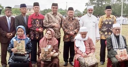 Ustadz dan ustadzah pioneer Ponpes Hidayatullah berfoto bersama alumni serta Pangeran H Khairul Saleh. 