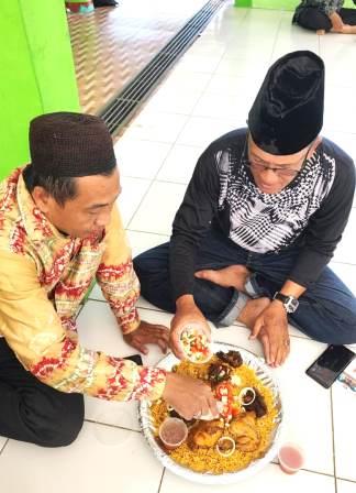 Panitia inti di sela-sela kegiatan persiapan makan menggunakan talam. 