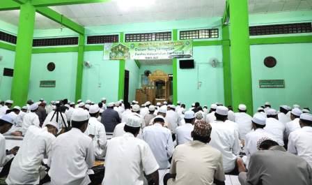 Salat hajat rangkaian Haplah ke 74 Ponpes Hidayatullah di Masjid Ali Taman Hudaya. 