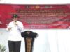 Wamentan RI Harvick Hasnul Qolbi saat menyerahkan bantuan kepada Kakanwil Kalteng Hendra Ekaputra pada penanaman jagung perdana di Lapas Kelas III A Sukamara .