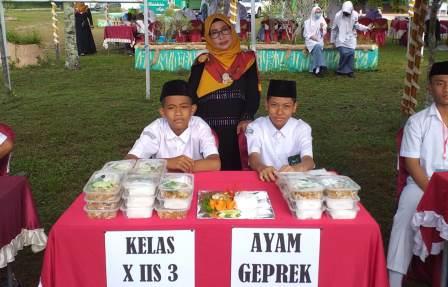 Safrah amal anak-anak santri jualan ayam geprek. 