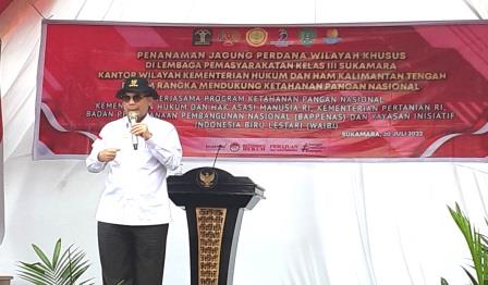 Wamentan RI Harvick Hasnul Qolbi saat menyerahkan bantuan kepada Kakanwil Kalteng Hendra Ekaputra pada penanaman jagung perdana di Lapas Kelas III A Sukamara .