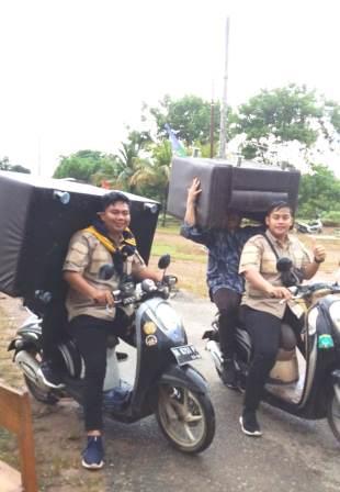 Anak-anak santri sangat semangat menyelesaikan tugas, mengangkut sofa hanya menggunakan motor. 
