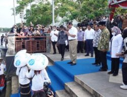 Menteri Luhut Borong Dagangan Pedagang Pasar Terapung