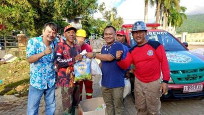 Bersama Anggota DPRD Kotabaru, KADIN Bagikan Sembako Kepada Warga Terdampak Banjir