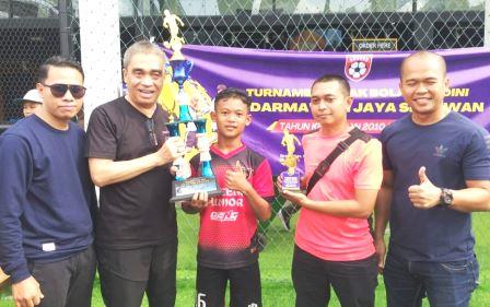 H Darmawan Jaya Setiawan (dua dari kiri) menyerahkan piala.