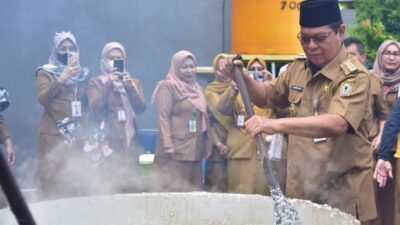 Paman Birin Mengawah Bubur Asyura