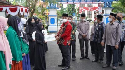 Baznas HSS Berikan Bantuan Beasiswa Pendidikan Untuk Mahasiswa