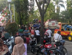 Evakuasi Truk Tangki Terbalik Jadi Tontonan