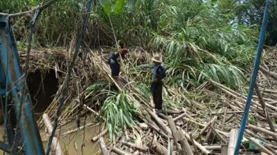 Jembatan Gantung di Desa Kandungan Roboh Setelah Diterjang Derasnya Air Sungai