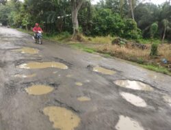 Jalan Poros di Kecamatan Haruyan Dipenuhi Kubangan
