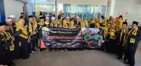 Sebanyak 45 jamaah Umrah PT Mutiara Habibi Berkah berangkat menuju tanah suci Mekah, Minggu (18/9/2022). (Sumber Foto : koranbanjar.net)