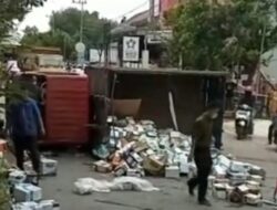 Diduga Pecah Ban, Truk Bermuatan Aki Terbalik di Jalan A Yani Km36