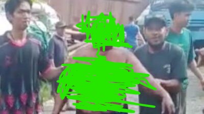 Salah satu korban dipapah warga, di badannya penuh darah, Sabtu (16/9/ 2022). (Sumber Foto: tangkapan layar video)