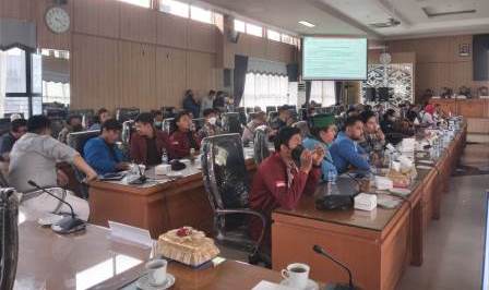 Pergerakan Mahasiswa Islam Indonesia (PMII) Kalimantan Selatan RDP dengan DPRD Kalsel terkait penolakan kenaikan harga BBM di Gedung DPRD Kalsel Banjarmasin. Selasa (13/9/2022). (Sumber Foto : koranbanjar.net)