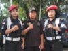 Ketua Batamad Kota Banjarmasin, Kelana (tengah) bersama dua pengawal saat wawancara di halaman eks Hotel Arum Kalimantan, Minggu (10/9/2022). (foto : koranbanjar.net).
