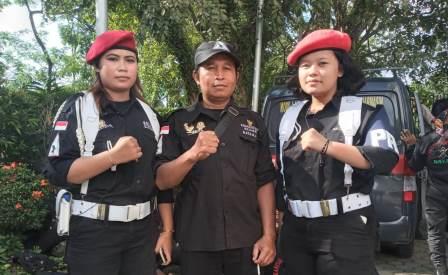 Ketua Batamad Kota Banjarmasin, Kelana (tengah) bersama dua pengawal saat wawancara di halaman eks Hotel Arum Kalimantan, Minggu (10/9/2022). (foto : koranbanjar.net).