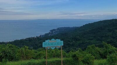Indahnya Pemandangan Laut dari Atas Bukit Wisata Mamake