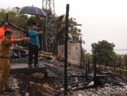 Berikan Bantuan Korban Kebakaran di Kotabaru, Bupati Sebut Semoga Ada Hikmah Dibalik Musibah Ini