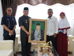 Bupati Terima Hadiah Lukisan dari Warganya Sendiri