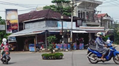 Banyak Ban Bekas Menjadi Bundaran di Perempatan Jalan Barabai