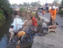 Dinas PUPRP Banjar Perbaiki Tepian Ruas Jalan di Desa Bincau Muara
