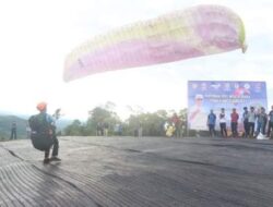 Paman Birin Akan  Launching Paralayang dan Gantole di Mandiangin