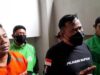 Halim didampingi rekan ojek online dalam wawancaranya kepada awak media di luar ruangan RDP DPRD Kalsel. (Sumber Foto : koranbanjar.net)