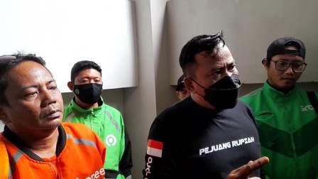Halim didampingi rekan ojek online dalam wawancaranya kepada awak media di luar ruangan RDP DPRD Kalsel. (Sumber Foto : koranbanjar.net)