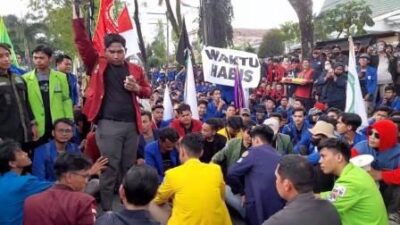 Aksi Tolak Kenaikan Harga BBM, Ketua DPRD Tak Berada di Tempat, BEM se Kalsel Kecewa